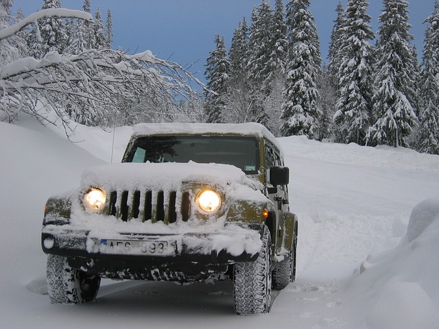 jeep ve sněhu