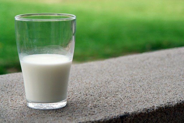 půl sklenice mléka.jpg